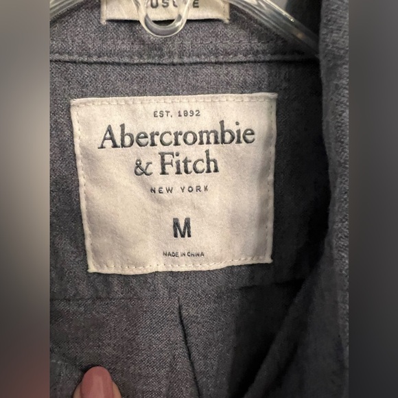 Abercrombiee & Fitch men’s muscle button down medium - Picture 3 of 3